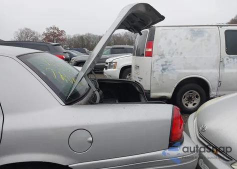 2011 Ford Crown Victoria Police Interceptor z USA, uszkodzony, nr VIN 2FABP7BV0BX183027